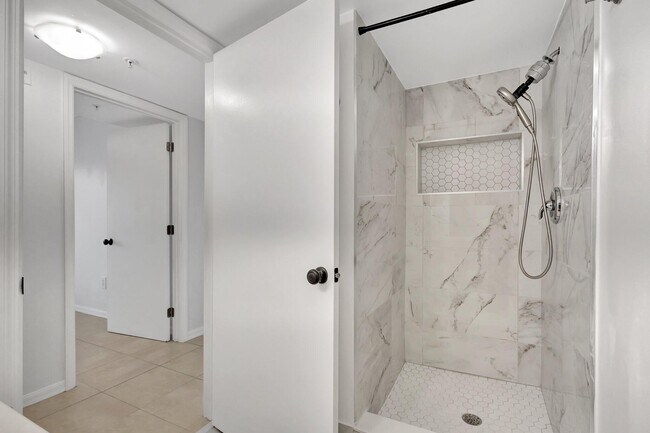 Building Photo - 400 Crestwood Ct N