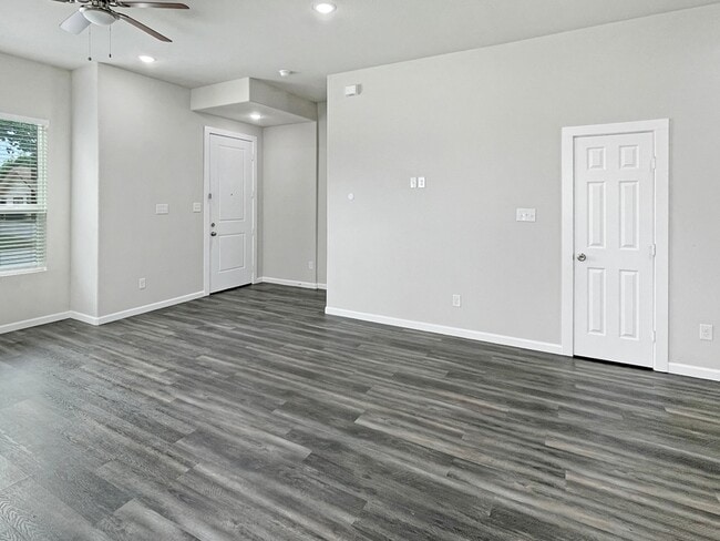 Building Photo - 3215 Chenault St