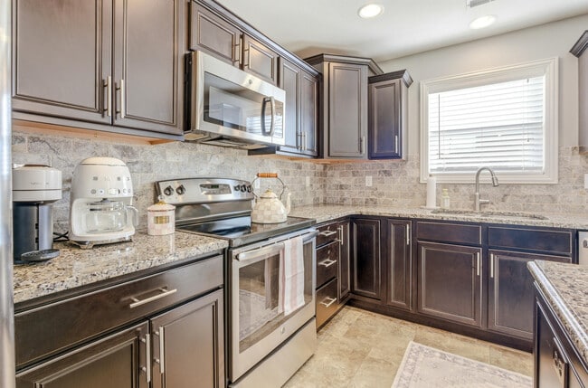 Building Photo - 7412 Oakley Dr