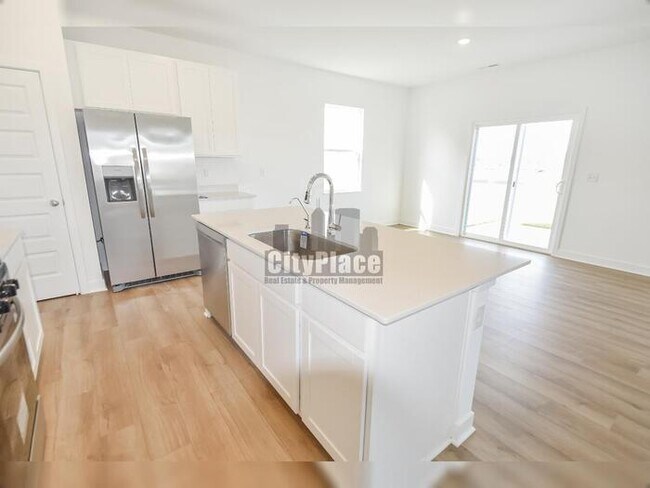 Building Photo - 3794 Cantebury Dr