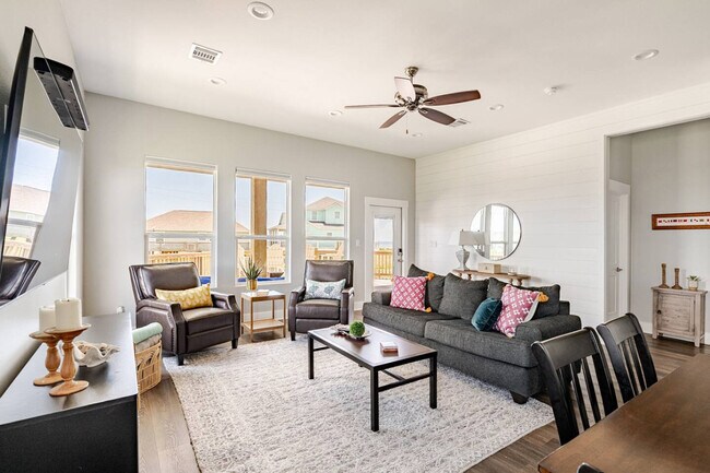 Primary Photo - 804 1/2 Johnson Crawford Cir