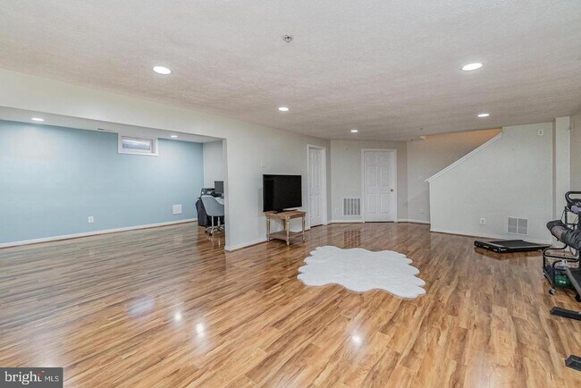 Building Photo - 542 Berry Crest Way