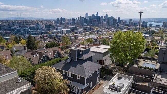 Building Photo - Modern appeal with original 1906 charm