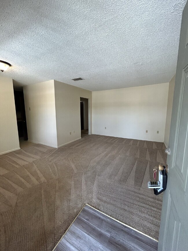 Building Photo - Apartment For Rent