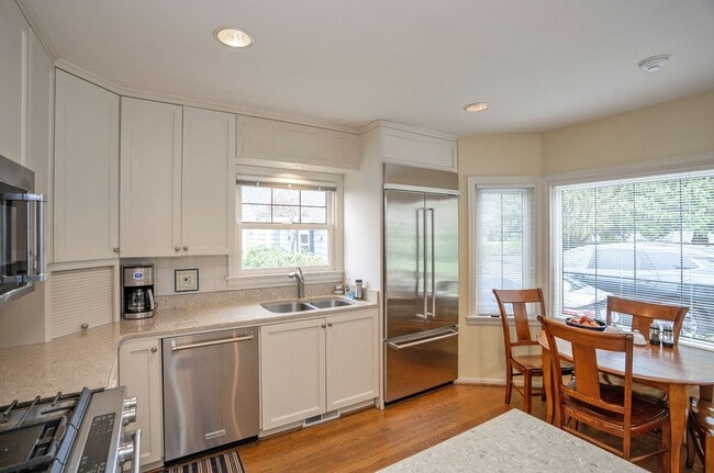 Building Photo - Stunning Home with Breathtaking Views in T...