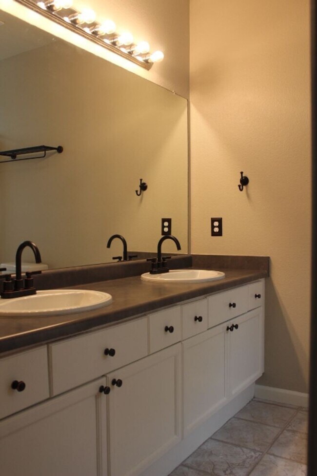 Building Photo - Charming 2 BR/2 BA Condo located in Little...