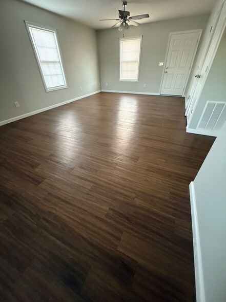 Building Photo - 148 School Side Dr