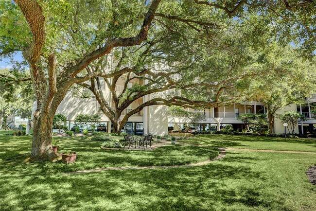 Building Photo - 351 Lakeside Ln