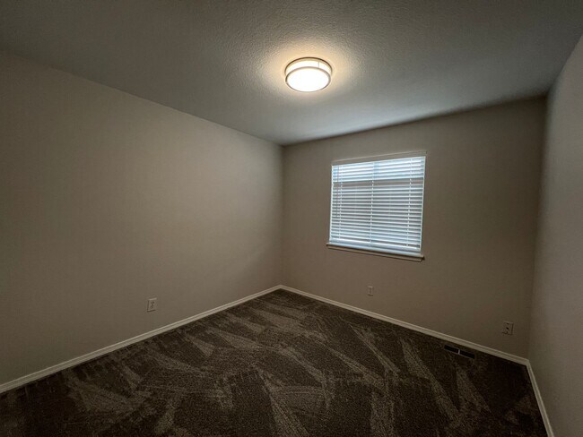 Building Photo - Spacious 4 Bedroom House in Firestone Avilable August!