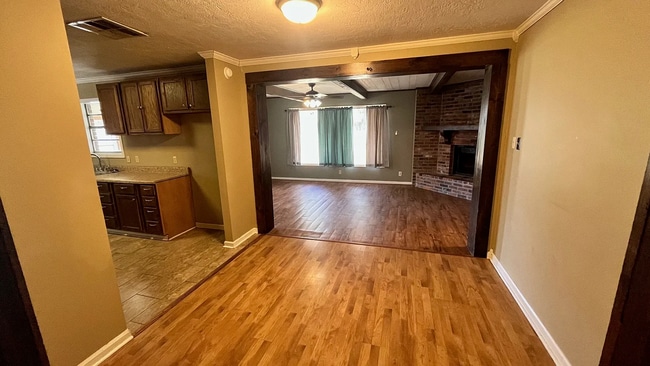 Building Photo - 4 Bed / 2 Bath Home with Fenced Backyard