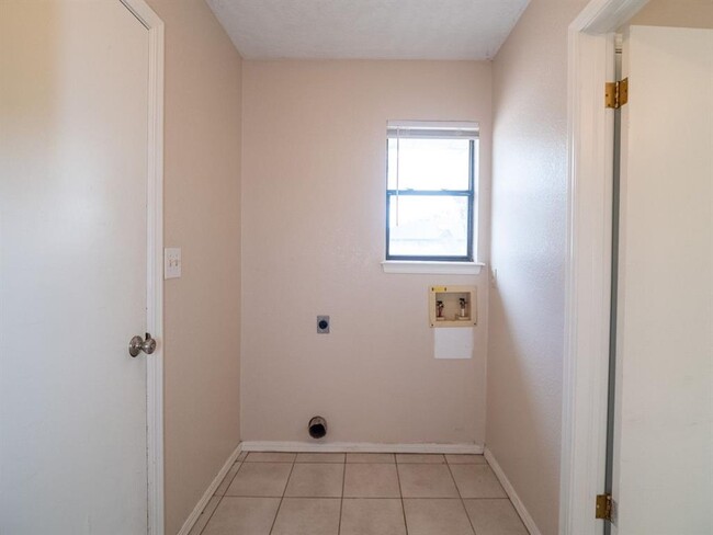 Building Photo - 3201 Creekwood Ct