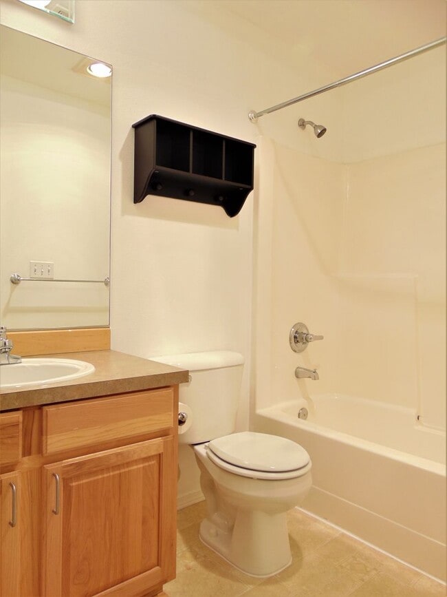 Building Photo - Lovely and Spacious 2 BR/1.75 BA Kirkland ...