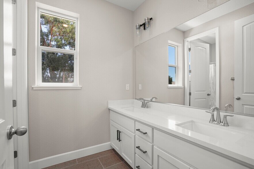Building Photo - 3893 Villa Vista Pl