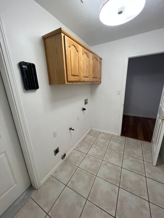 Building Photo - Executive Rental