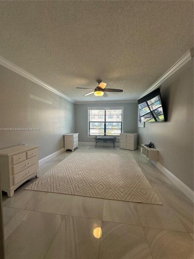 Building Photo - 9845 Pineapple Tree Dr