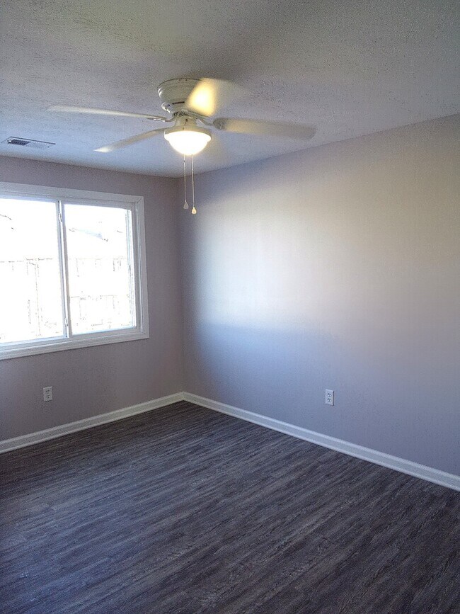 Building Photo - 15 Indianwood Blvd