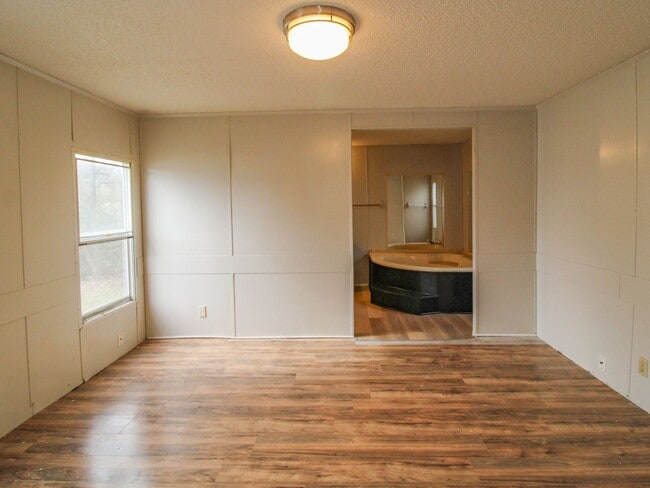 Building Photo - Enjoy peaceful country living near Pulaski...