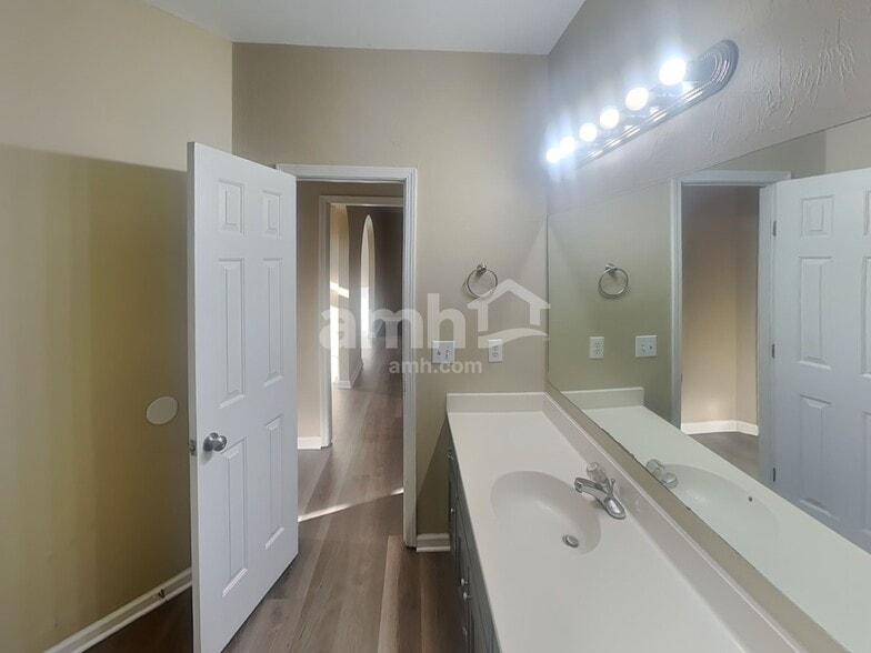 Building Photo - 602 Glenties Dr