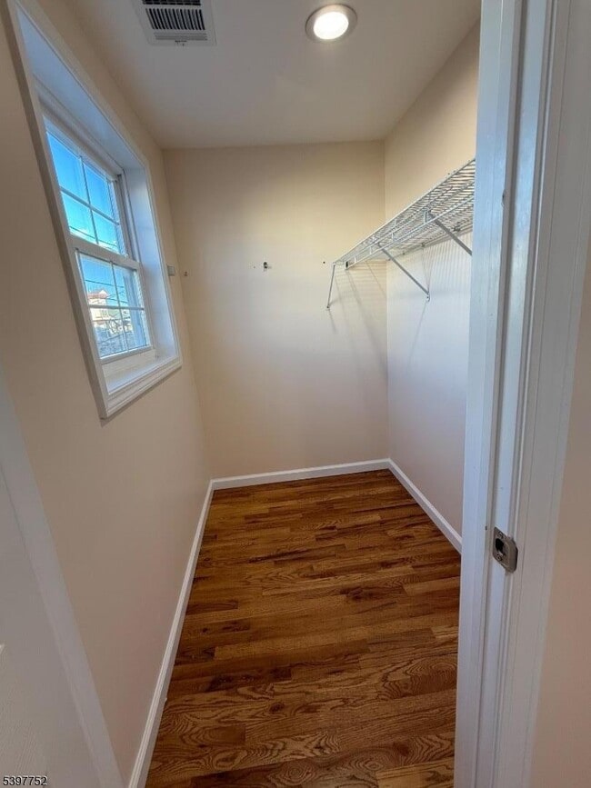 Building Photo - 208 Walnut St