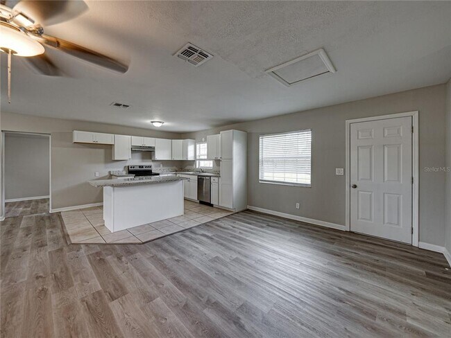 Building Photo - 5017 Lewellyn Rd