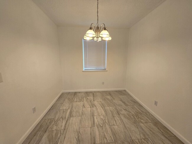 Building Photo - Move in ready!