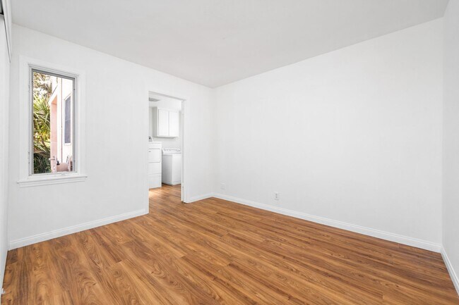 Building Photo - Spacious Two-Story 5 BD/3 BA Home in Desirable East Bluff Neighborhood