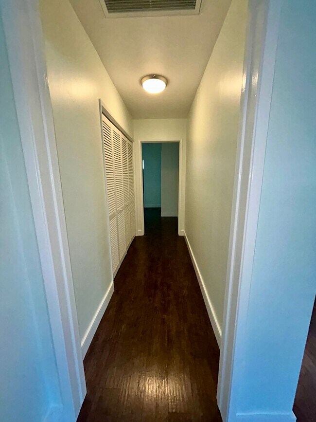 Building Photo - 1028w