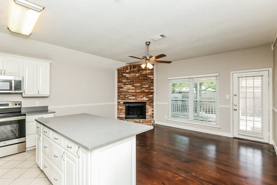 Building Photo - 216 Rosewood Ln