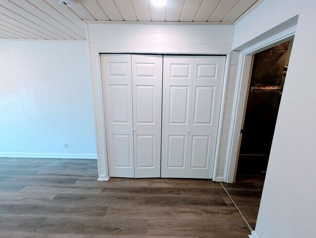 Building Photo - Private East Murray Home with HUGE yard!