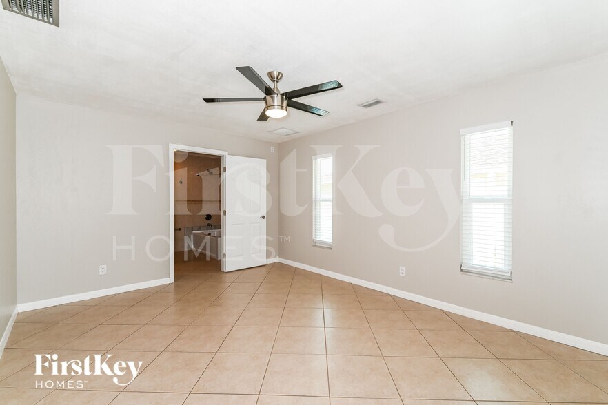 Building Photo - 528 SE 17th Ave