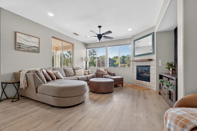 Building Photo - Amazing 5-Bedroom, 2.5-Bath Two Story Home in Stoneridge, PV