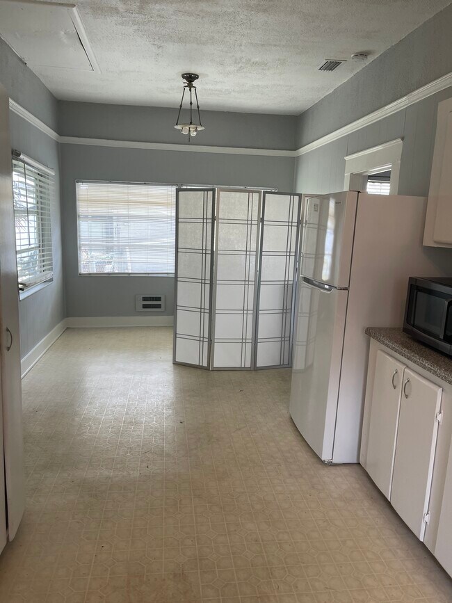 Building Photo - 2302 W Texas Ave