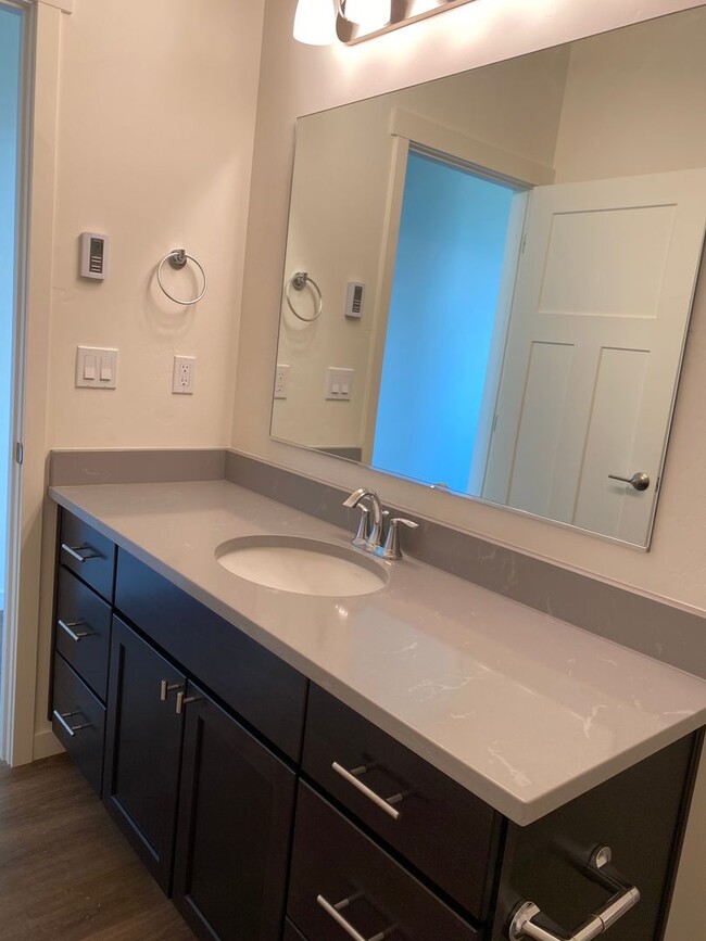 Building Photo - Gorgeous 1 Bedroom 1 Bathroom Unit  with A...