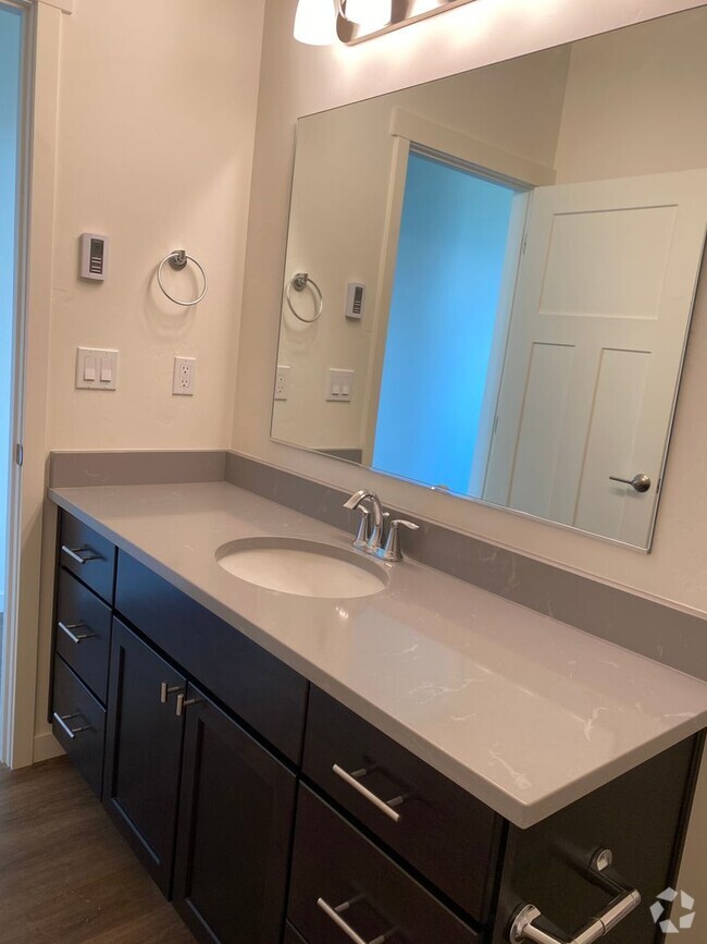 Building Photo - Gorgeous 1 Bedroom 1 Bathroom Unit  with A...