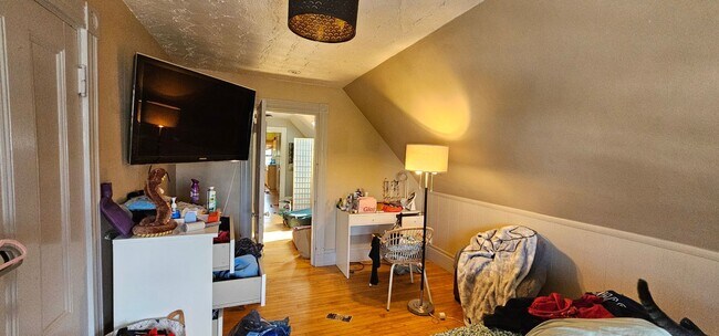 Building Photo - 1.5 Bed Spacious Top-Floor Allston apt! Fi...