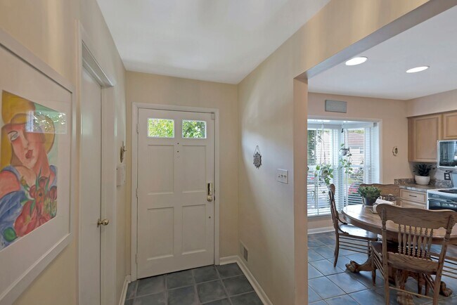 Building Photo - Beautiful Cape Cod 5 Bedroom