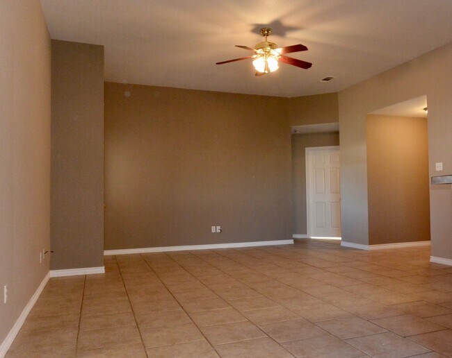 Building Photo - AVAILABLE NOW Single Family Home 3/2/2