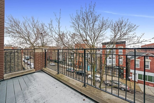Front Balcony on L3 - 1085 N Marshfield Ave