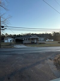 Building Photo - 3 Bedroom East Rowan Home