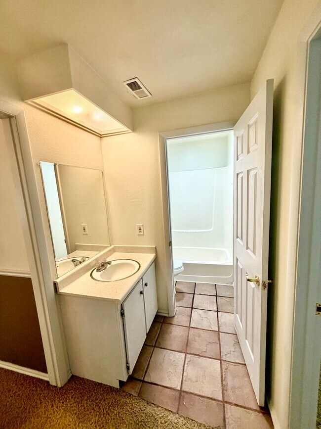 Building Photo - Cozy South Salt Lake 2 Bedroom 1 Bath