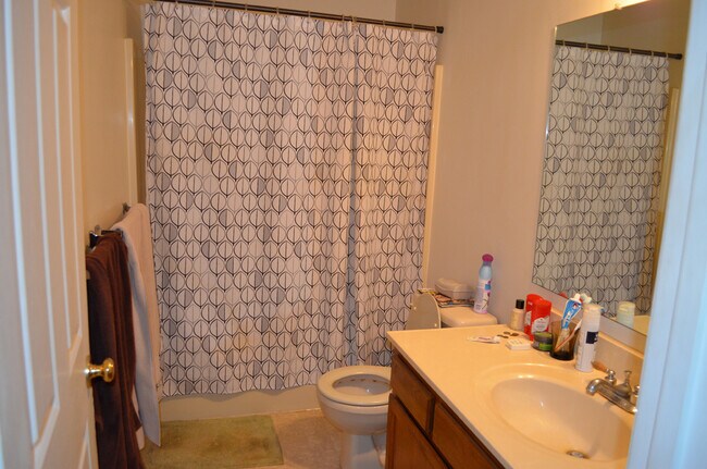 Building Photo - Charming 2-Bedroom Duplex in Prime Harrisonburg Location!