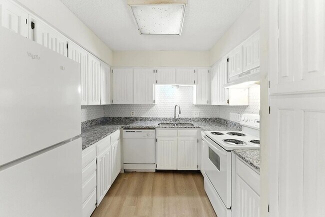 Building Photo - 6905 W Cleburne Rd