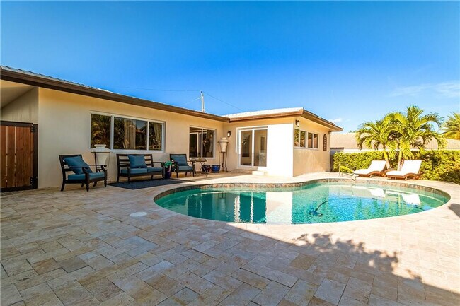 Building Photo - 2948 NE 35th Ct