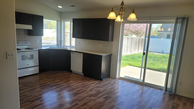 Building Photo - 3 Bedroom 2 Bath Home In North Spokane