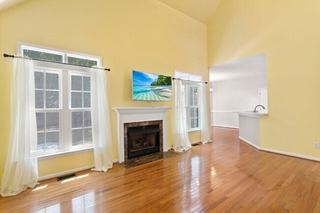Building Photo - 5BR/3BA with Fresh Paint and New Carpet in...