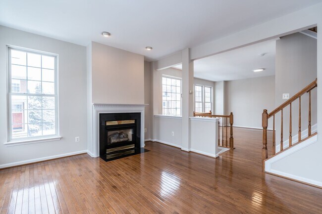 Building Photo - Immaculate 3 Bed 2 Full & 2 Half Bath End ...