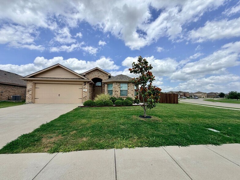 Building Photo - 520 Cantebury Park Ln