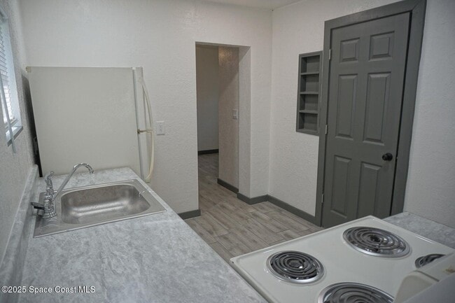 Building Photo - 2850 Shwonda Ave NE