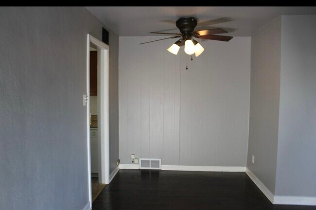 Small area for a table to eat - 2716 Duluth St