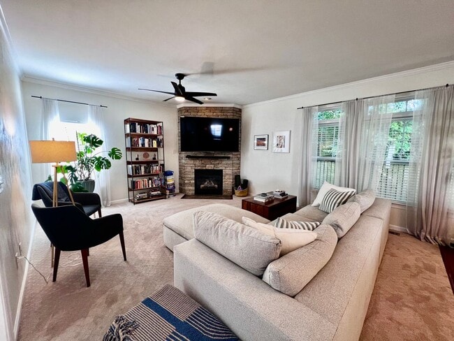Building Photo - Charming 4 Bedroom home Near Virginia Beac...